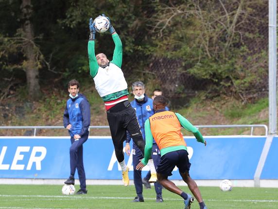 Moyá ataja un balón aéreo ante Sagnan