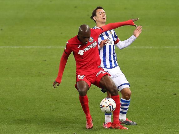 Oyarzabal echa la cara hacia atrás tras recibir un manotazo de Nyom