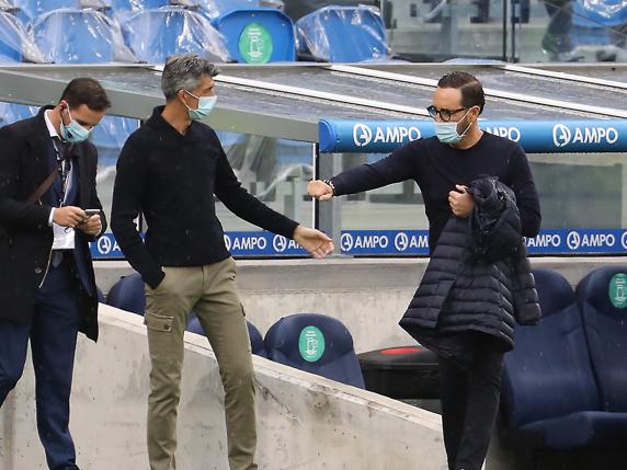 Imanol estrecha la mano de su colega Bordalás