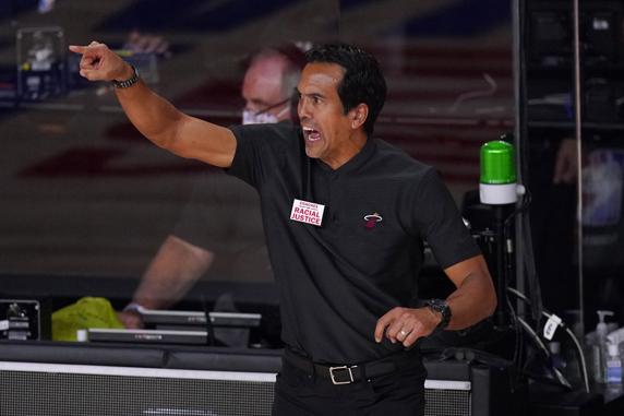 Spoelstra debe encontrar la solución a una defensa que hace aguas.