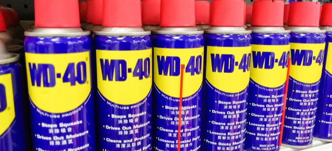 Latas de lubricante wd-40 seguidas