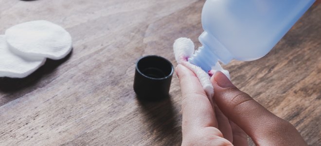 quitaesmalte de acetona en un trapo pequeño