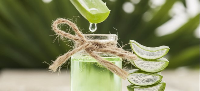 Gel de goteo de planta de aloe en frasco de vidrio