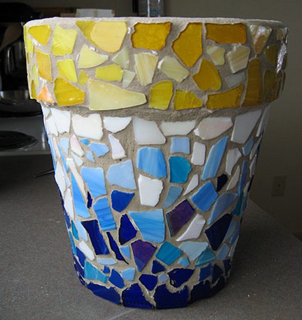 Una maceta de mosaico. 