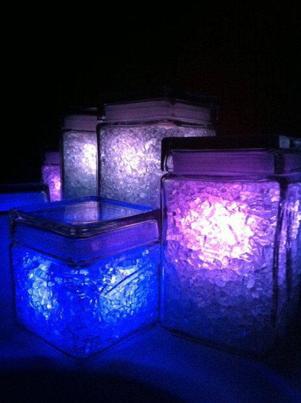 Votivas de vidrio con luz violeta. 