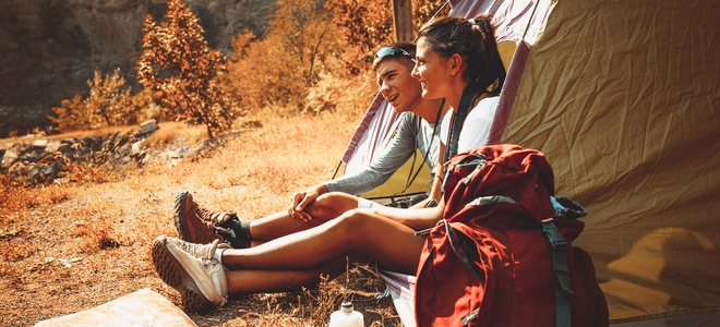 Cómo reparar agujeros en tiendas de campaña al aire libre