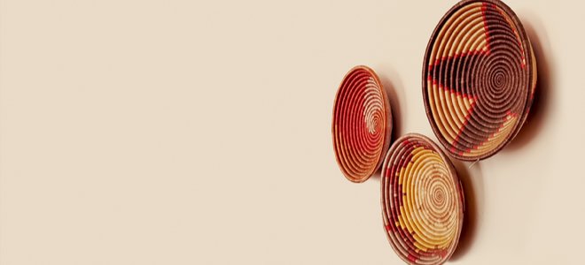 cestas artísticas colgadas en una pared