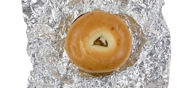 un bagel en papel de aluminio