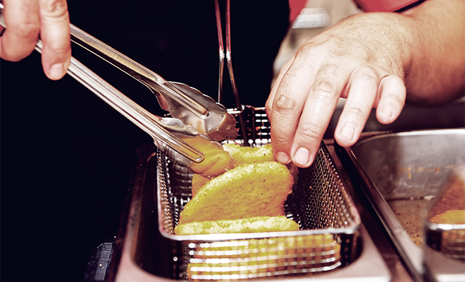Freír croquetas de patata en una cesta