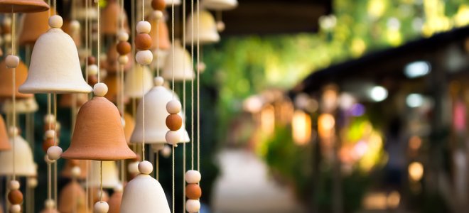 campanas de cerámica en un mercado artesanal