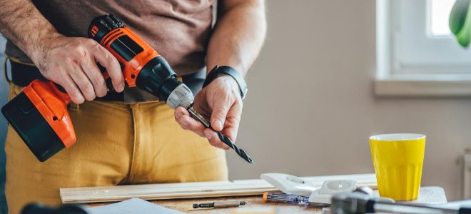 hombre usando taladro inalámbrico