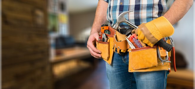 hombre vestido con cinturón de herramientas con herramientas