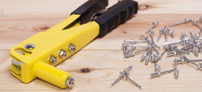 remachadora pop con remaches en madera