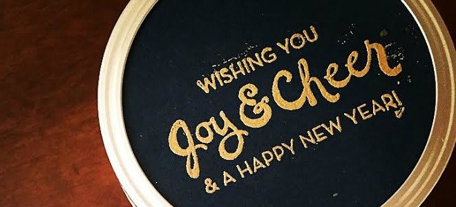 Una tapa de frasco de vidrio con la frase