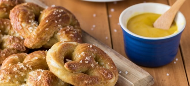 pretzels caseros con mostaza