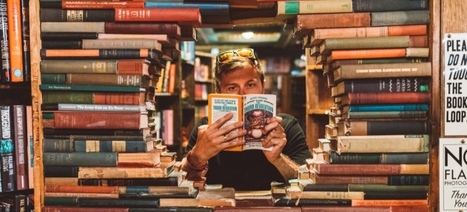 libros apilados con un agujero circular en el medio