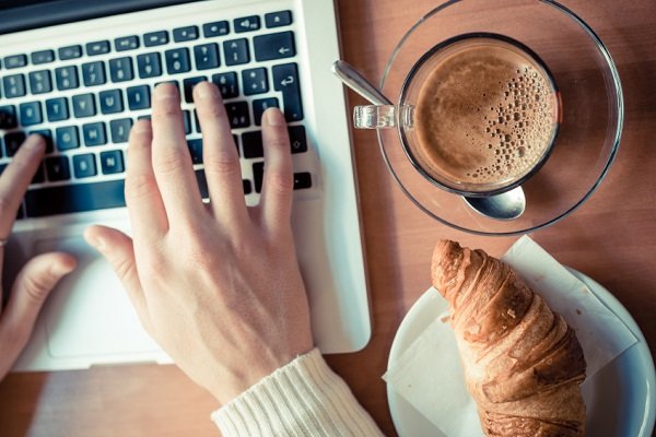 multitarea durante la rutina del desayuno de la mañana