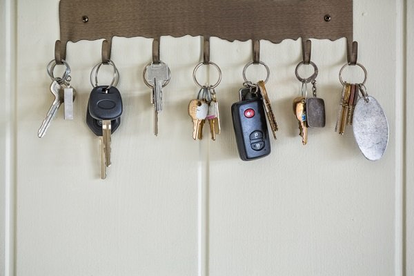 llaves colgando de ganchos