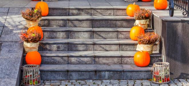 Decoración del porche delantero para el otoño