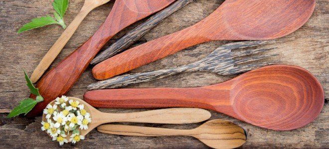 cucharas de madera, una llena de pequeñas flores