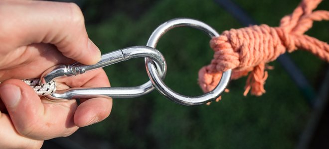 mosquetón enganchado al círculo de metal sosteniendo una hamaca