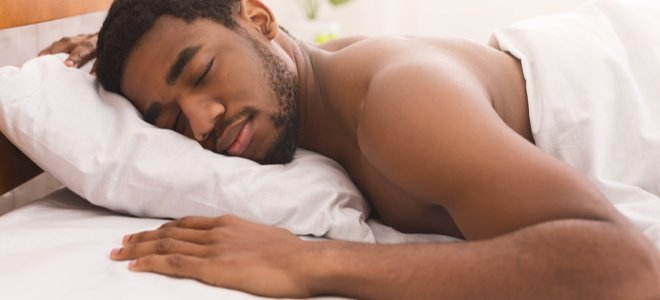 hombre durmiendo boca abajo