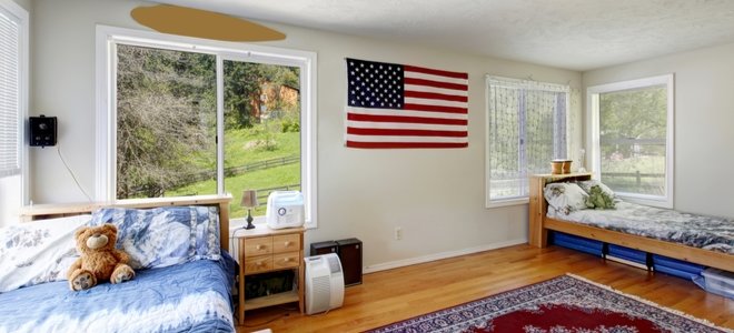 dormitorio con bandera americana en la pared