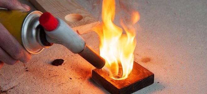 llama carbonizando un candelabro