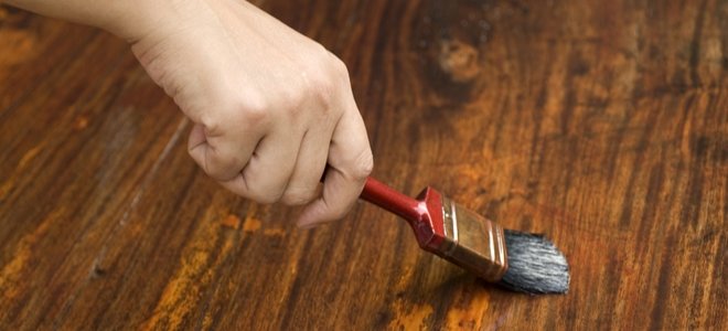 acabado a mano de la superficie de madera carbonizada