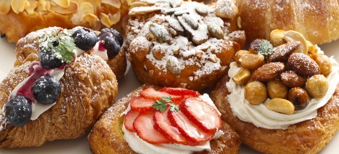 Surtido de postres horneados dulces de aspecto delicioso