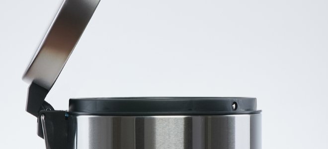 basura de metal o bote de basura con tapa