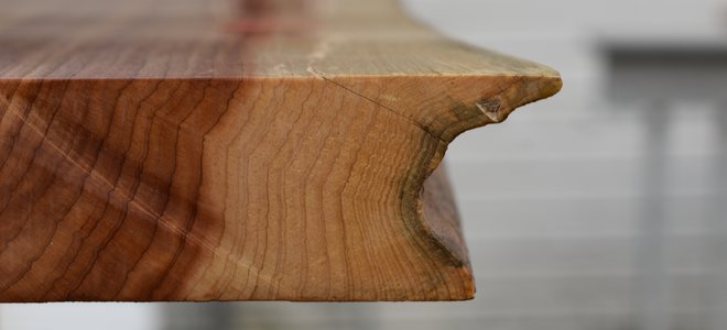 Primer plano en el borde de la mesa de madera Live Edge