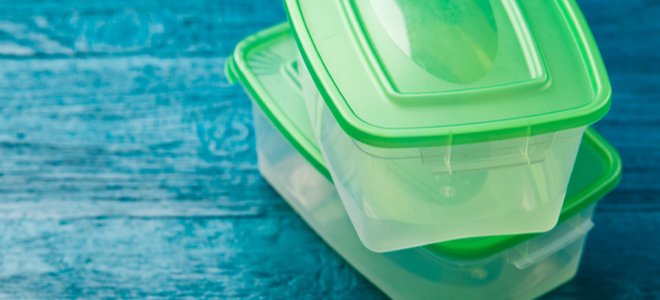 Recipientes de plástico en una mesa de madera.