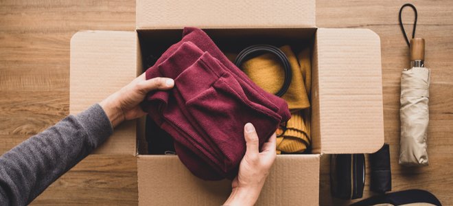donando ropa en una caja