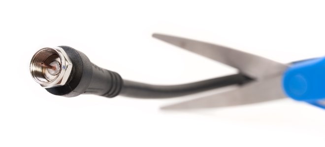 Hombre cambiando filtros de aire acondicionado