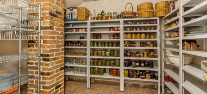 almacenamiento de alimentos y cestas, despensa grande con estantes altos