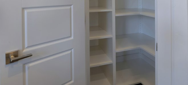 esquina de la despensa con estantes para organización y almacenamiento