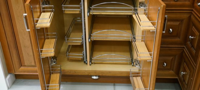 armario con estantes en puertas y estantes deslizantes en el interior