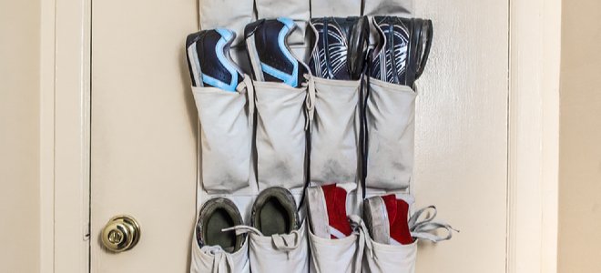 organizador de zapatos en la parte trasera de una puerta