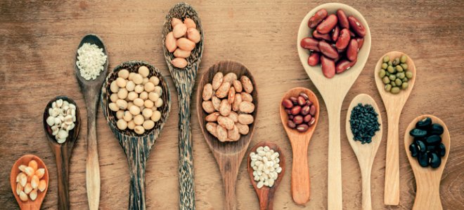 frijoles surtidos en cucharas de madera