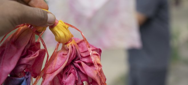 Proyecto de artesanía de tela tie dye con bandas de goma