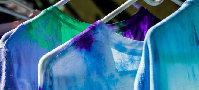 Atar las camisas secando en un tendedero