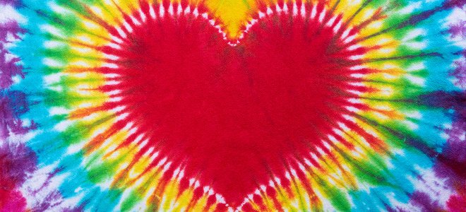 diseño de teñido anudado en forma de corazón