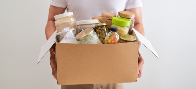 persona con caja de comida para donar al banco de comida