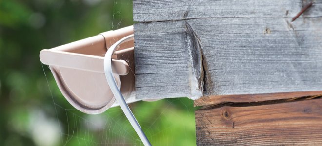 Canaleta de lluvia que guía el cable o cordón eléctrico