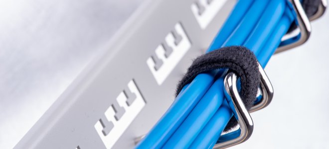 cordones eléctricos y cables conectados a carpetas organizadoras