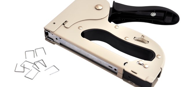 pistola de grapas con grapas