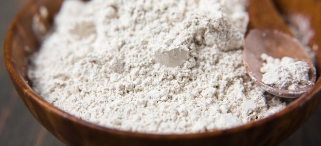 Un cuenco de madera con polvo para combatir plagas