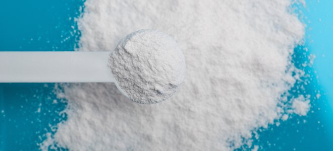 polvo de carbonita de calcio en una pila y una cucharadita