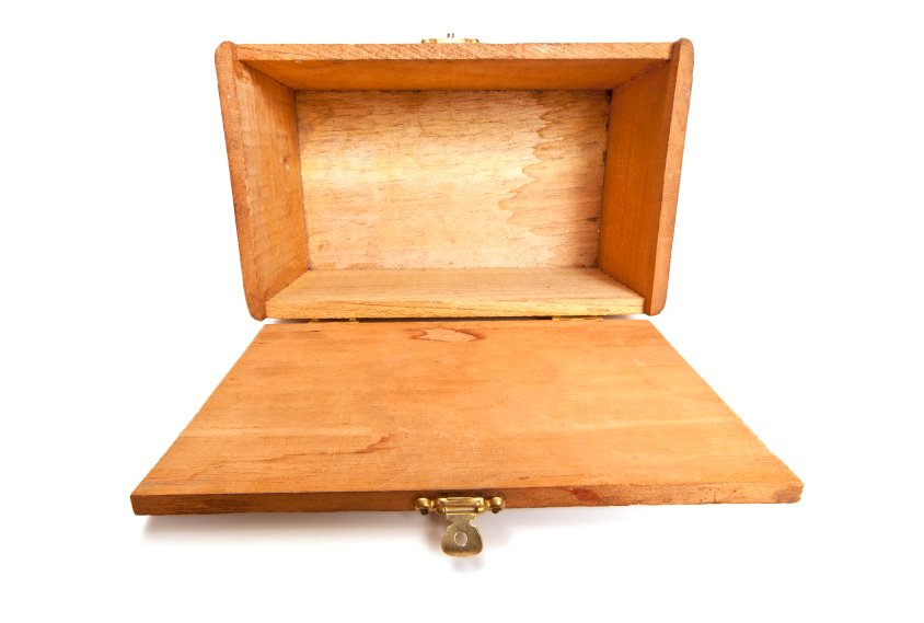 mirando en una caja de madera